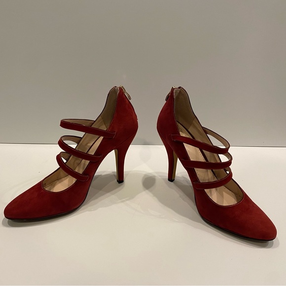 Burgundy 3” Vince Camuto bootie pumps with 3 straps and gold detailing - Picture 3 of 10